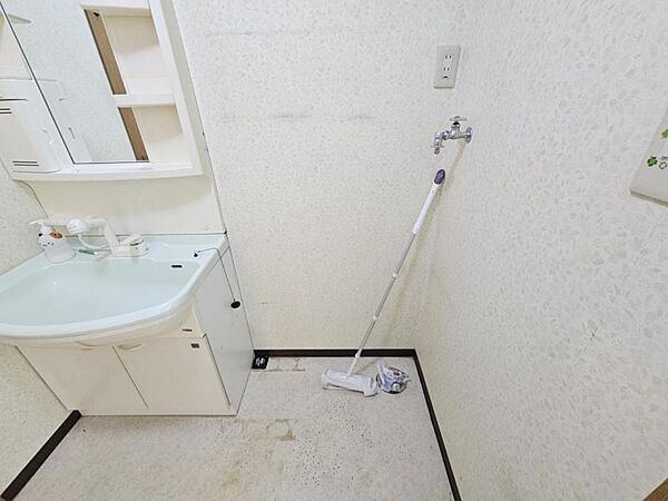 洗濯機を配置しても十分なスペースを確保した設計の洗面室！