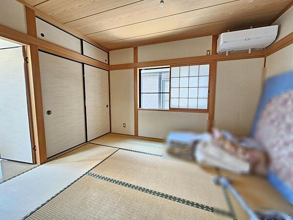 和室6帖：突然の来客にもサッとお布団を敷ける和室でしょう！