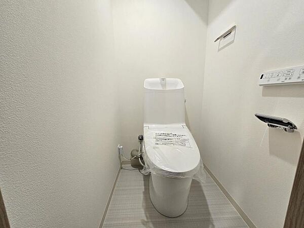 ホワイトのトイレは清潔感があって気持ちいいですね