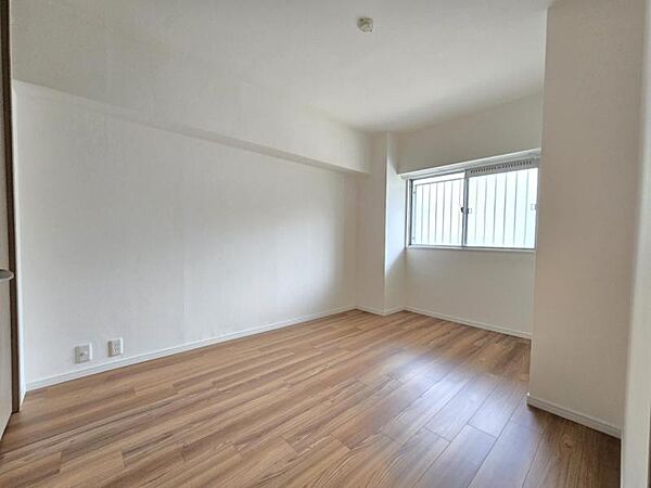 洋室：コンパクトなお部屋ですが収納を設けており広くお使い頂けます！