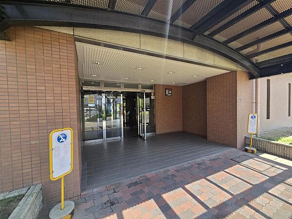 シンプルモダンなメインエントランス！明るい空間が毎日お出迎えしてくれます！