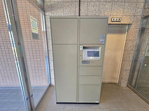 不在時でも荷物を受け取ることができ、再配達の手間もいらない便利な宅配ボックス付き。