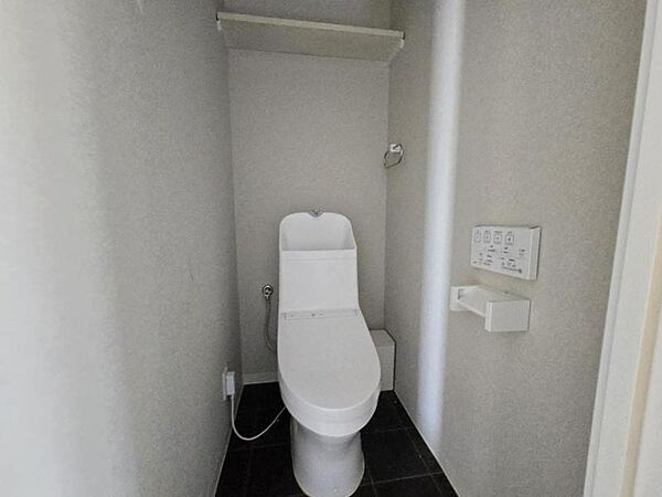 ホワイトのトイレは清潔感があって気持ちいいですね