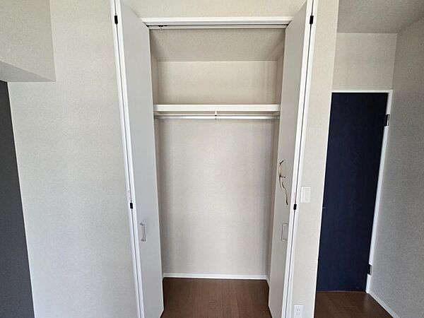 洋室5帖：収納もしっかり充実してますね