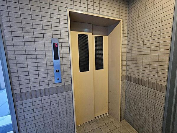 ベビーカー連れの方、重い荷物を持った時などにうれしいエレベーター！