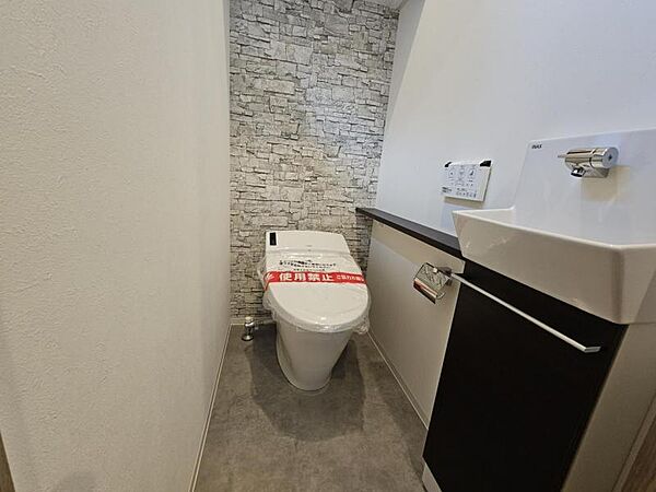 トイレにはうれしい手洗いカウンター付き♪