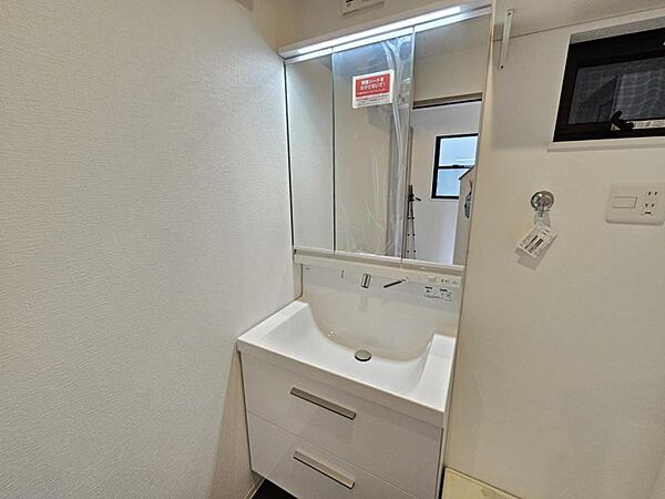 壁付け水栓(ビルトイン水栓)は、洗面ボウル付近の空間が広く使え、水栓の根本に水たまりができないので、お掃除らくらく♪
