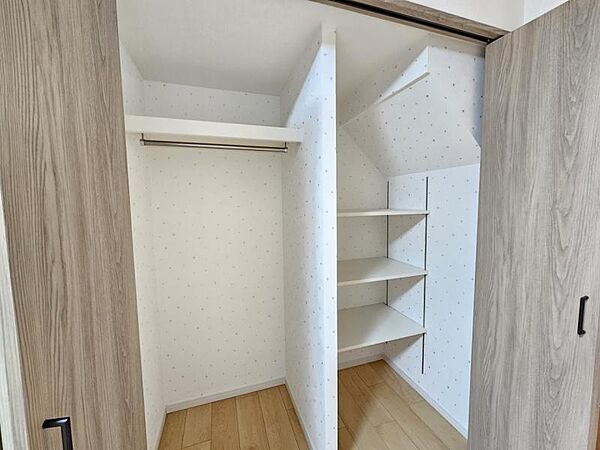 洋室5．77帖：全体を見渡せ、ワードローブの把握がしやすいクローゼット♪