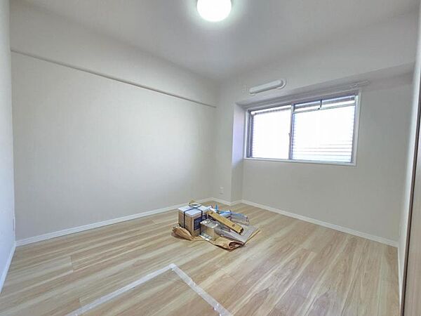 洋室5.5帖：窓が設置されており、明るく、風通しの良いお部屋です。