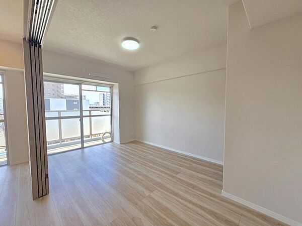 洋室6.2帖：バルコニーに面したお部屋は日当たり、通風良好です！