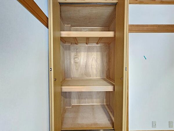 和室7．5帖：スーツケースや季節家電などの大きな荷物もすっきり収納！