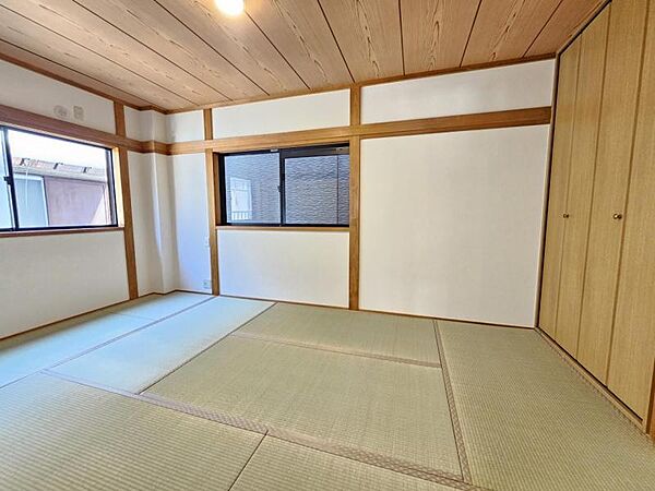 和室7.5帖：突然の来客にもサッとお布団を敷ける和室でしょう！