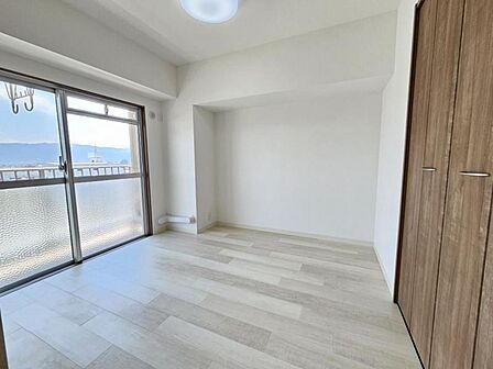洋室4.5帖:バルコニーに面したお部屋はお布団などもサッと干せて便利ですね