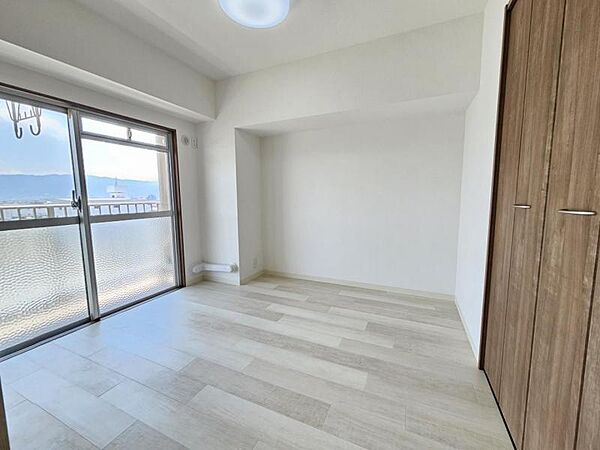 洋室4．5帖：バルコニーに面したお部屋はお布団などもサッと干せて便利ですね