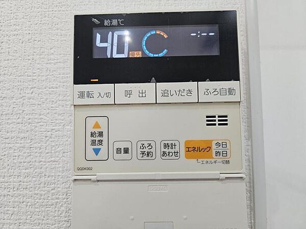 お風呂は追い焚き機能付き、帰宅時間がバラバラのご家庭でも快適に入浴できます。