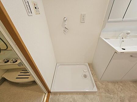 万が一の漏水から床を守り、階下への浸水被害を防いでくれる洗濯パン設置済み!