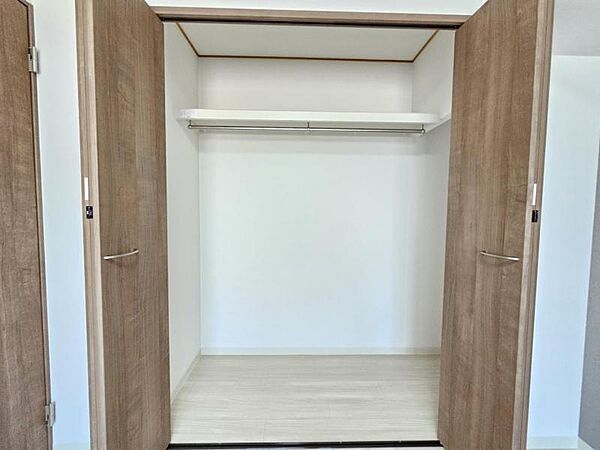 洋室5．4帖：全体を見渡せ、ワードローブの把握がしやすいクローゼット♪