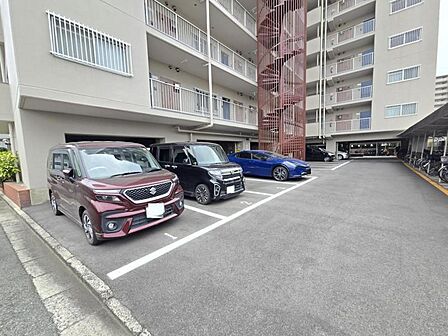広めの駐車場で車庫入れが楽々ですね