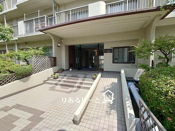 スロープ付きのエントランスでベビーカーでの移動もラクラク！