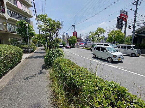 前面道路は歩道も整備され、小さなお子様にも安心☆