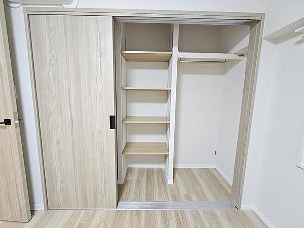 洋室6.4帖：収納たっぷりでお部屋がどんどん片付きますね！！