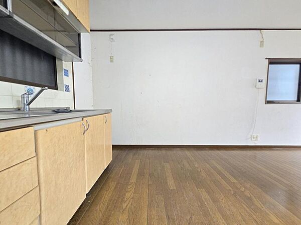 壁付のキッチンは、カウンター収納を設置すれば、対面式キッチン風に早変わり！