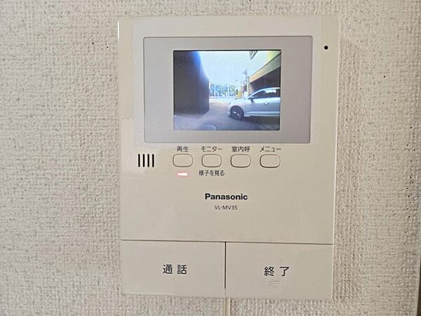 戸をあける前に来訪者の姿が確認できるので安心です。