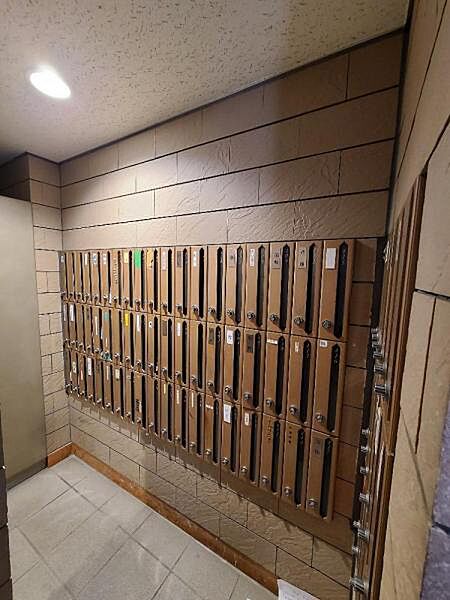 集合ポストで郵便物の出し入れも楽です。鍵付きで安心ですね！
