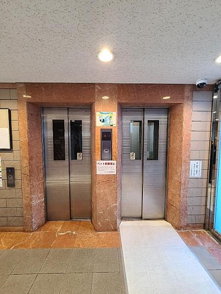 エレベーターは2基ありますので朝の忙しい時間帯もスムーズです。