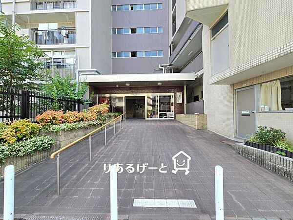 エントランス前には段差がなく、ベビーカーやご年配の方も安心☆