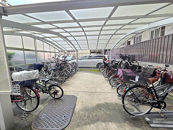 屋根付きの駐輪場で自転車が雨に濡れず安心！