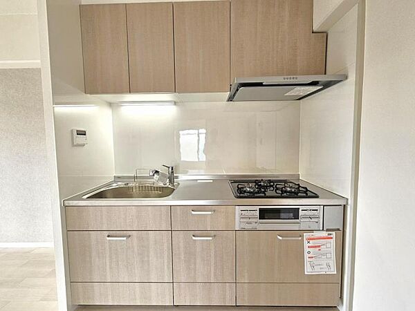 暖かいイメージのウッド色キッチンは落ち着きがありますよね