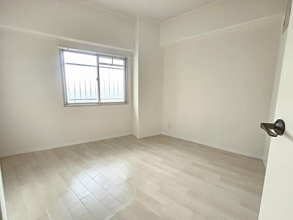 洋室：自然光が差し込む明るいお部屋です。