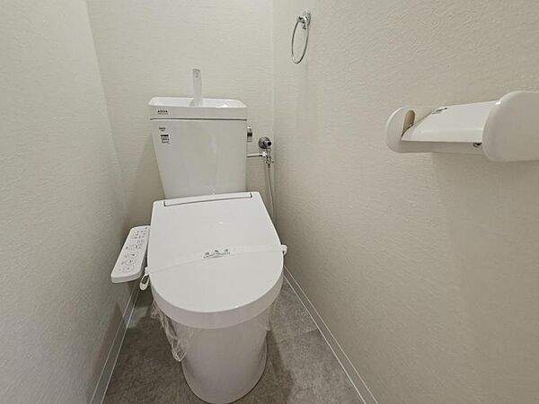 ホワイトのトイレは清潔感があって気持ちいいですね
