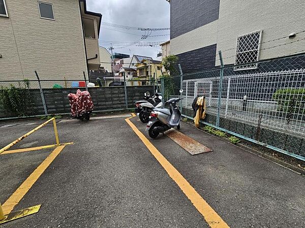 バイク置き場も完備☆