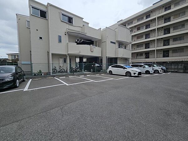 ゆったりとした敷地内駐車場で駐車もらくらく！