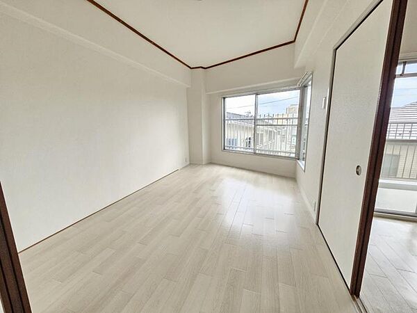 洋室6帖：バルコニーに面したお部屋はお布団などもサッと干せて便利ですね