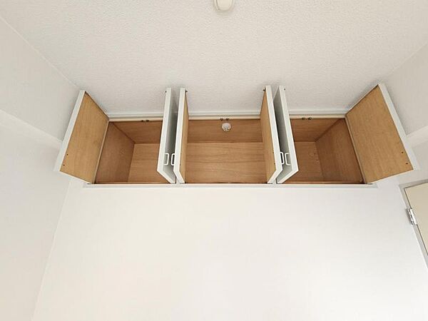 洋室：上部の空間を利用し収納にしています！
