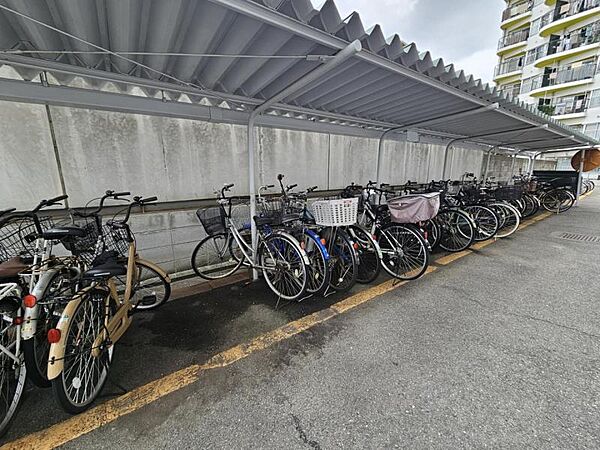 屋根付きの駐輪場で自転車が雨に濡れず安心！