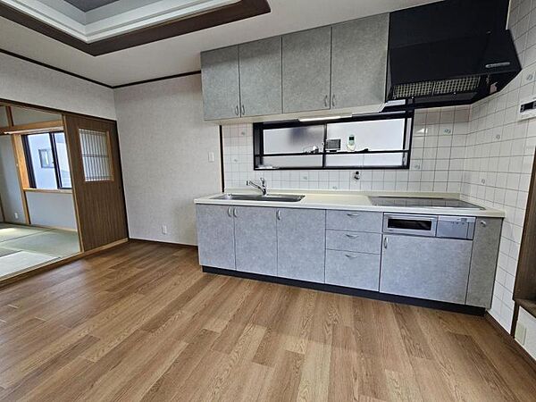 直線的な動線で作業がしやすい壁付け型キッチンを採用！