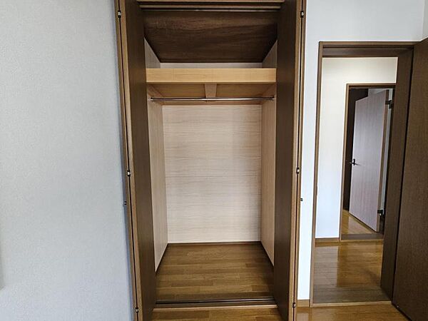 洋室5帖：クローゼットに大切なお洋服もたっぷり収納♪