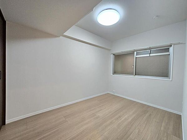 洋室4．5帖：コンパクトなお部屋ですが収納を設けており広くお使い頂けます！