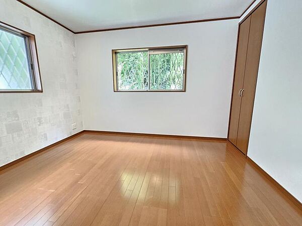 洋室6.5帖：2面採光で風通しも良く、お部屋の隅々まで明るい印象です