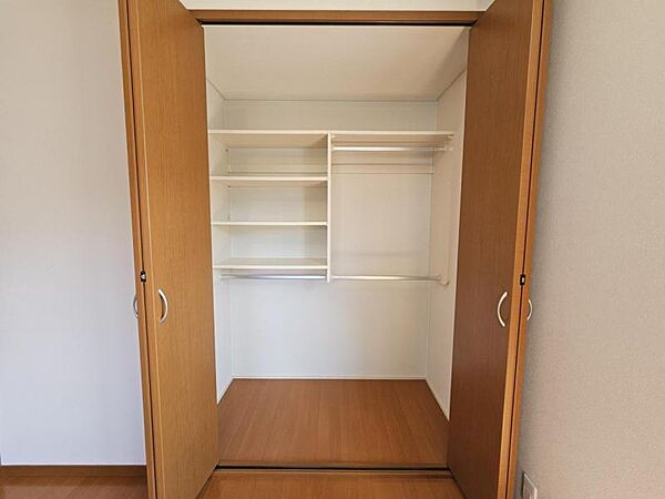 洋室6帖：収納たっぷりでお部屋がどんどん片付きますね！！