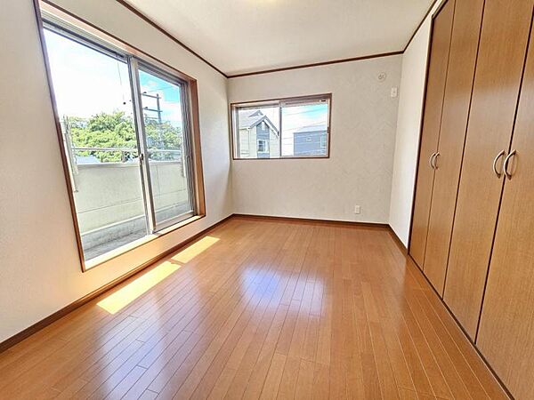 洋室6帖：バルコニーに面したお部屋は日当たり、通風良好です！