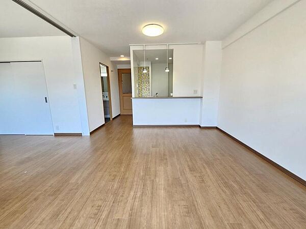 ＬＤＫ：ホワイトのクロス×ナチュラルなフローリングで、住まい全体に統一感があります。