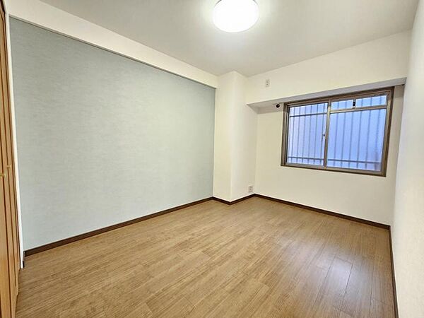 洋室：爽やかなアクセントクロスのお部屋！