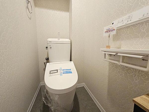 使いやすいサイドパネル仕様の温水洗浄便座付トイレです！