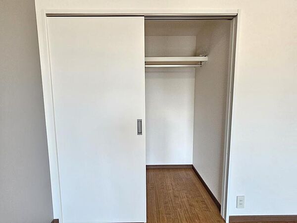 洋室：収納もしっかり充実してますね