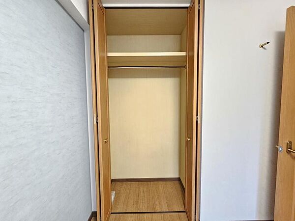 洋室：長さのあるお洋服もらくらく収納できますね！